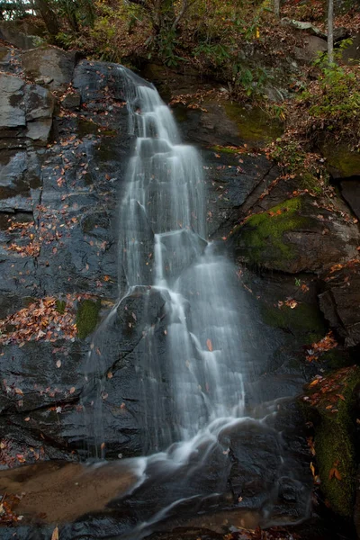 岩や石による自然滝 — ストック写真
