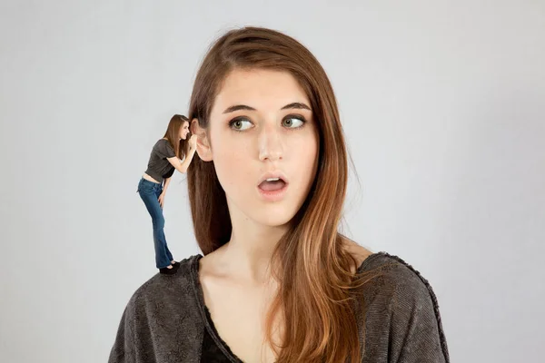 Güzel bir kadın kendi kendine konuşuyor.