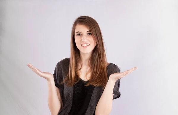 Mulher Feliz Com Cabelo Longo Sorrindo — Fotografia de Stock