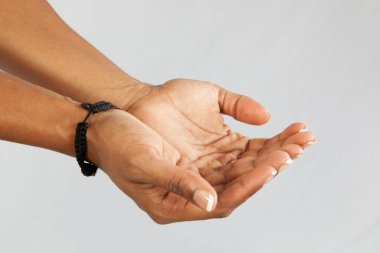 Alınmaya hazır eller