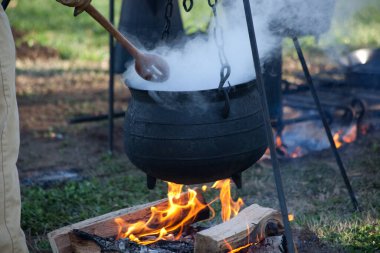 Ateşin üzerinde dökme demir pişirmek