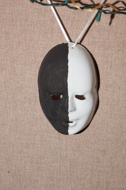 Yüzleri örtmek için maske