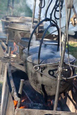 Ateşin üzerinde dökme demir pişirmek