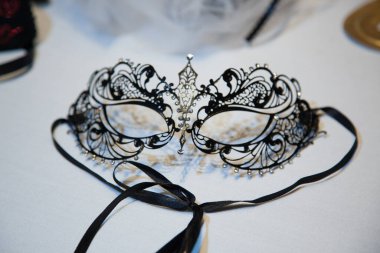 Yüzleri örtmek için maske