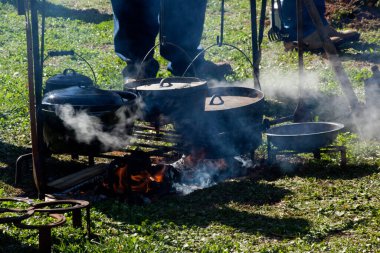 Açık ateşte pişiyor.