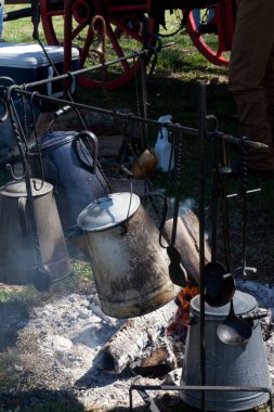 Kamp ateşinde kahve demliği.
