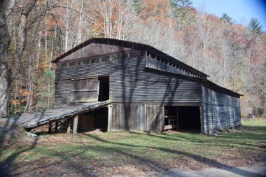 Yılın sonbaharında yeşil bir tarlada ahır.