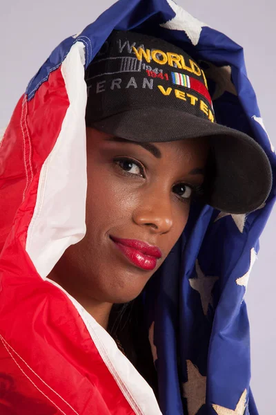 Mujer Feliz Envuelta Una Bandera Con Una Gorra Veterano — Foto de Stock