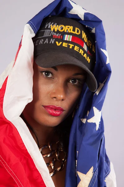 Mujer Reflexiva Con Gorra Veteranos Envuelta Una Bandera Americana — Foto de Stock