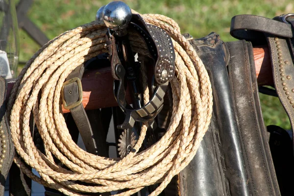 Spur Med Roddbåt Och Lasso Utomhus — Stockfoto