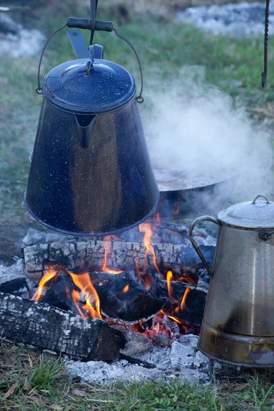 https://st4.depositphotos.com/35756824/39586/i/450/depositphotos_395866044-stock-photo-coffee-pot-outdoors-campfire.jpg