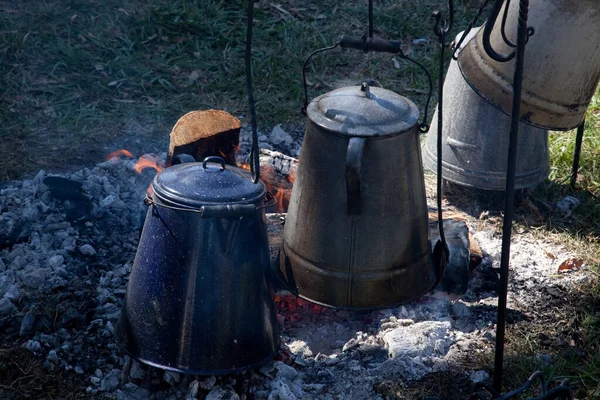 Kamp ateşinde kahve demliği.