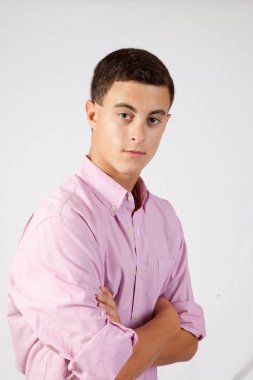 Kollarını kavuşturmuş düşünceli bir adam.