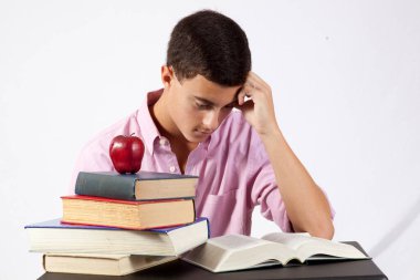 Kitap okuyan düşünceli bir adam.