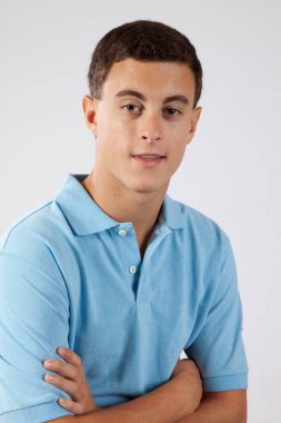 Kollarını kavuşturmuş düşünceli bir adam.