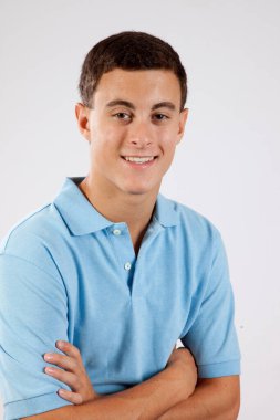 Mavi gömlekli mutlu yakışıklı adam.