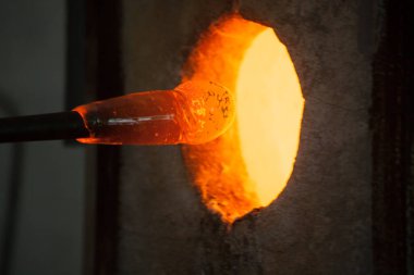 Sanatsal olarak erimiş cam üfleme