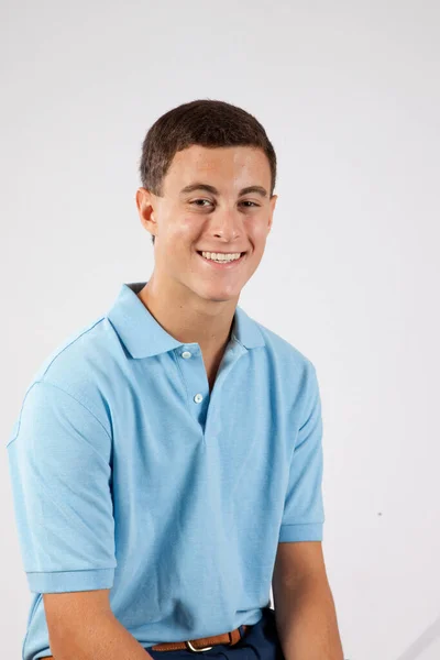 Feliz Hombre Guapo Con Una Camisa Azul —  Fotos de Stock