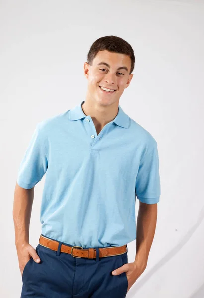 Homem Bonito Feliz Uma Camisa Azul — Fotografia de Stock