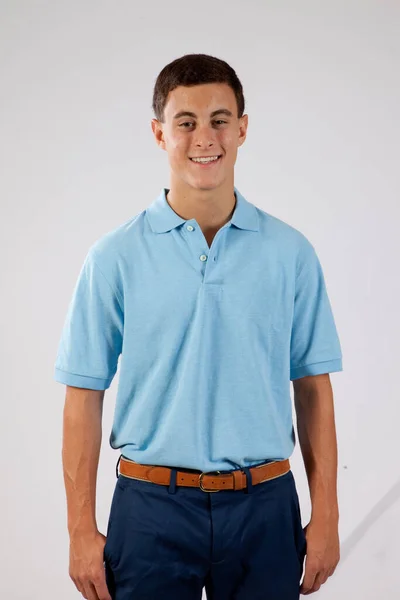 Homem Bonito Feliz Uma Camisa Azul — Fotografia de Stock