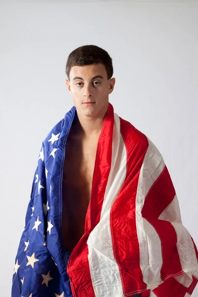 Hombre Sin Camisa Pensativo Envuelto Una Bandera Los Estados Unidos —  Fotos de Stock