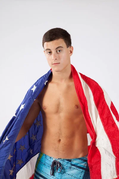 Hombre Sin Camisa Pensativo Envuelto Una Bandera Los Estados Unidos —  Fotos de Stock