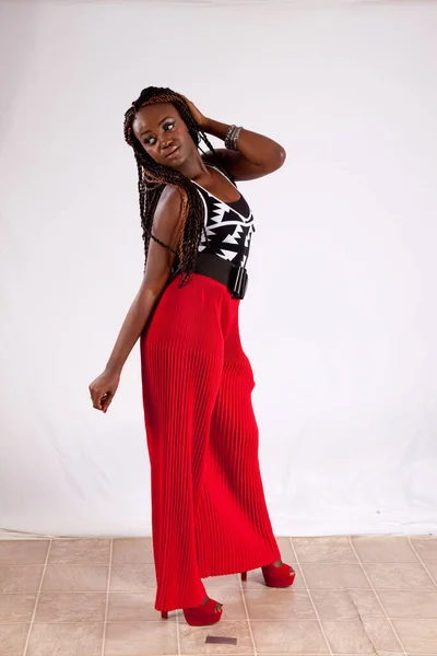 Preciosa Mujer Negra Pantalones Rojos Buscando Reflexivo —  Fotos de Stock