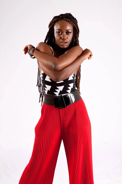Mooie Zwarte Vrouw Met Rode Broek Zoek Bedachtzaam — Stockfoto