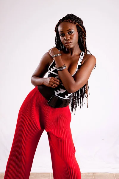 Belle Femme Noire Avec Des Pantalons Rouges Regardant Réfléchi — Photo