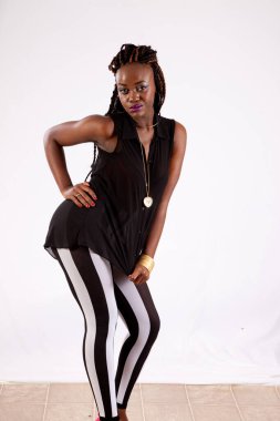 Güzelim siyah saçlı güzel bir kadın.