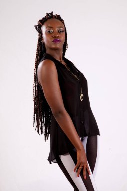 Güzel siyah kadın rüya kilitleri içinde