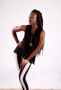 Güzel siyah kadın, eli kalçasında.