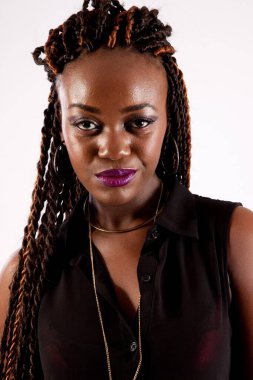 Güzel siyah kadın düşünceli görünüyor.