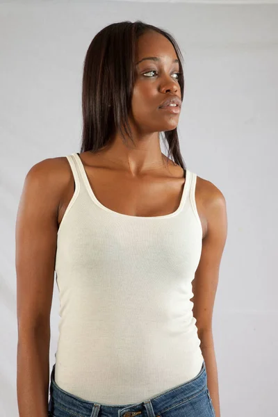 Mulher Bonita Uma Blusa Branca Olhando Pensativo — Fotografia de Stock