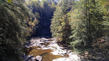 Nehir dağlarda çağlıyor.