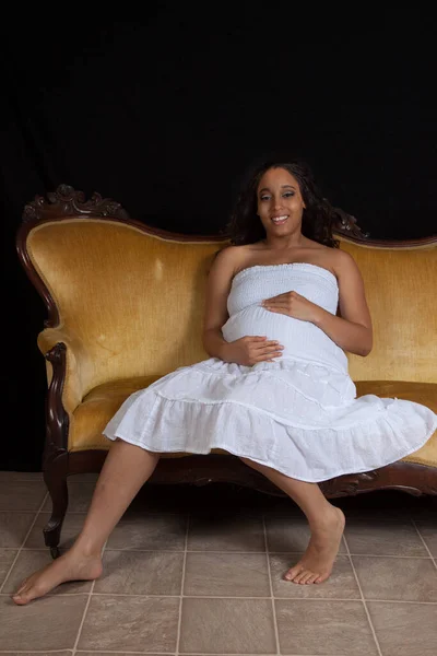 Kanepede Dinlenen Hamile Bir Kadın — Stok fotoğraf