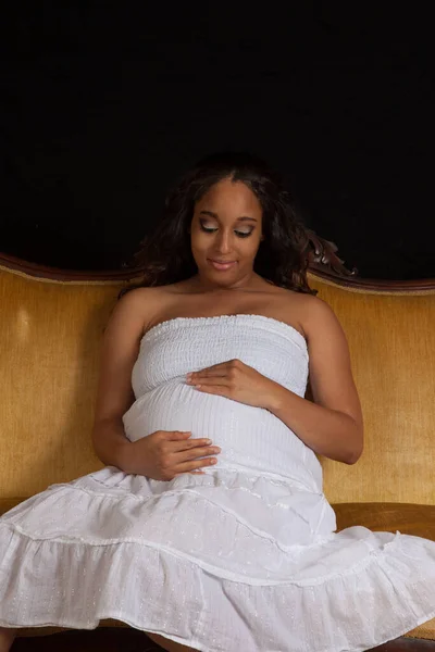 Pregnant Woman Relaxing Couch — Stock Photo, Image