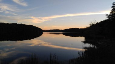 Sessiz bir gölün üzerinde gün batımı