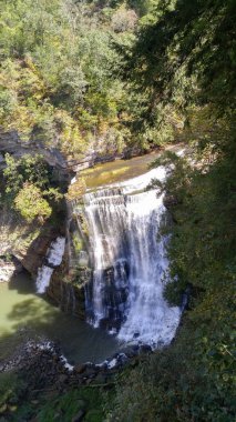Tennessee dağlarında şelale