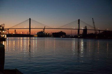 Savannah 'daki Talmadge Memorial Köprüsü. Gün batımında.