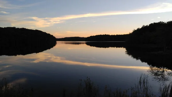 Sessiz Bir Gölün Üzerinde Gün Batımı — Stok fotoğraf