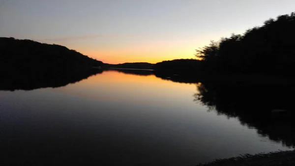 Puesta Sol Sobre Lago Tranquilo —  Fotos de Stock