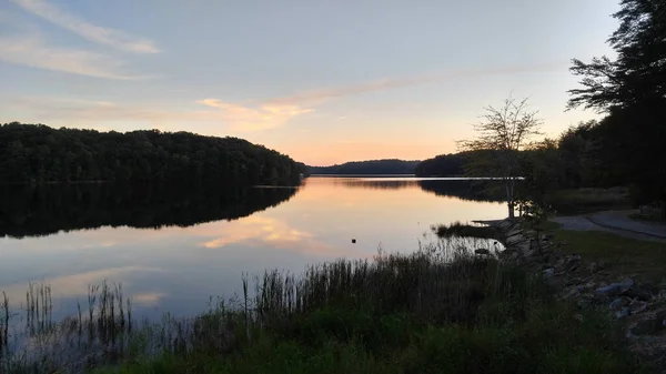 Pôr Sol Sobre Lago Tranquilo — Fotografia de Stock