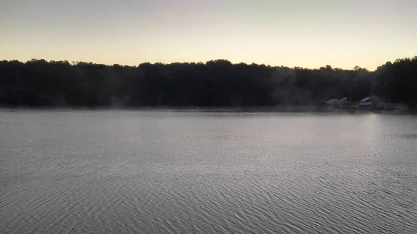 Rano Jezioro Mgłą — Zdjęcie stockowe