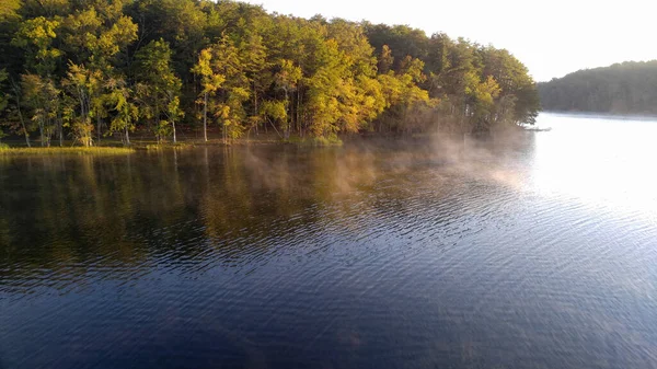 Rano Jezioro Mgłą — Zdjęcie stockowe