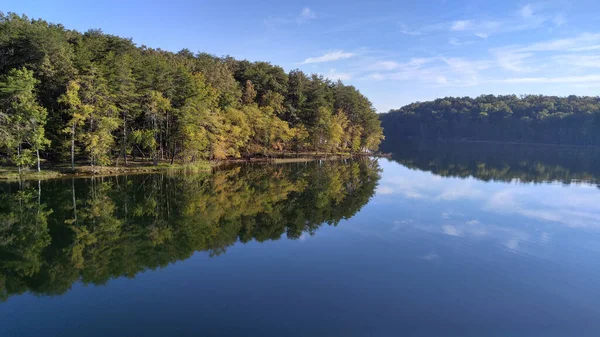 Morning Lake Com Árvores Banco — Fotografia de Stock