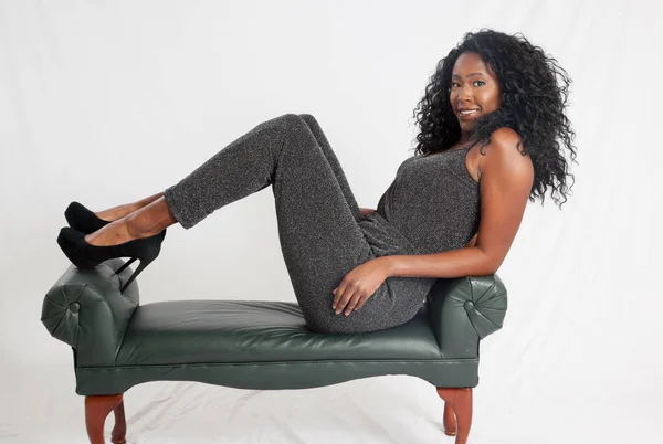 Feliz Mujer Negra Sentada Con Una Sonrisa —  Fotos de Stock