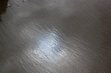 Sahilde güneş ışığıyla soyutlanma