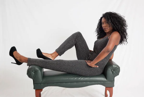 Hermosa Mujer Negra Sentada Pensativamente —  Fotos de Stock