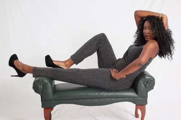 Mulher Negra Bonita Sentado Pensativo — Fotografia de Stock